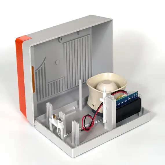 SOLO Sziréna és villogó, kültéri, nyomókamrás, mikroprocesszor vezérelt, szabotázs védett IP34 kettős burkolat (műanyag-acél)